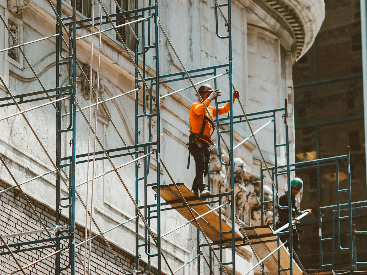 Gevelwerk vanaf de steiger tijdens een verbouwing